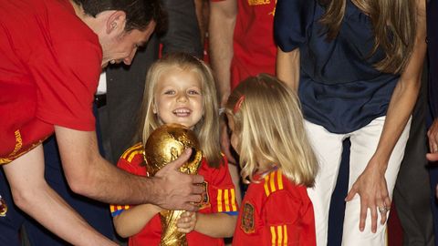 Leonor y Sof�a con la Copa del Mundo del 2010