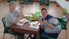 Samu, Mickel e Isma cenan en la terraza de la vivienda compartida temporal de Down Lugo en la ciudad, que cuenta con espacio para seis personas