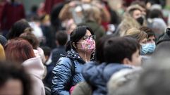 Una mujer con mascarilla en una aglomeraci�n de gente esta semana en Monforte