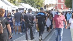 Agentes de la Polic�a Local de Ferrol, patrullando a pie por el barrio de Canido este domingo por la ma�ana, con motivo de la celebraci�n de las Meninas