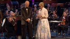 La soprano Kiri Te Kanawa, en una entrega de premios luciendo un modelo confeccionado con una s�bana de Zara Home