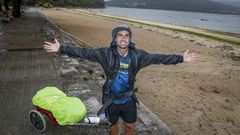 David Giménez se adentra en Barbanza en su periplo de 7.000 kilómetros para dar la vuelta a la península ibérica