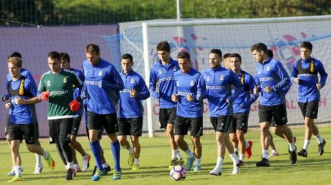 Los jugadores del Real Oviedo en una sesi�n de entrenamiento