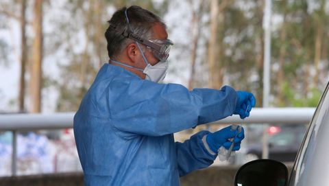 Un sanitario realiza una prueba de coronavirus en el hospital Meixoeiro de Vigo