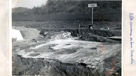 Una foto histrica del primer mosaico de la villa de La Estaca, que fue retirado en los aos 60 y trasladado al Museo Arqueolgico