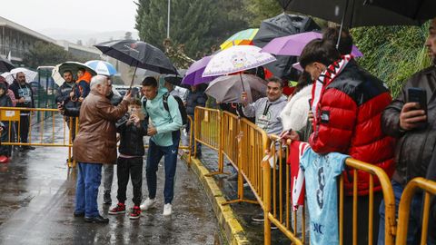 Aficionados recibiendo a los miembros de Athletic Club