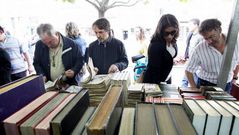Lectores mirando la oferta de la feria del libro