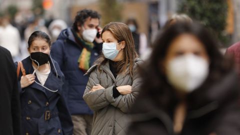Imagen de archivo de gente con mascarillas por las calles de Vigo