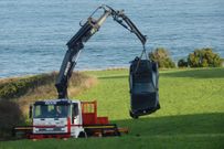 El coche, tras ser recuperado, que result� pr�cticamente destrozado.