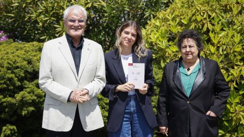 Sara Prez Peral, autora do traballo Lusa Villalta, a poesa en que salvarse; entre Vctor F. Freixanes, presidente da RAG; e Mara Pilar Garca Negro, profesora da UDC, nun encontro en La Voz de Galicia no que presentaron a publicacin que edita o xornal.