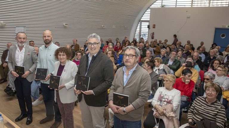 Jos&eacute; Luis Te&oacute;filo, Diego Campos Juanatey, Goretti Sanmart&iacute;n, Jos&eacute; Antonio Dom&iacute;nguez e Juan Conde Roa participaron este xoves na Casa das Asociaci&oacute;ns de Cornes na presentaci&oacute;n da publicaci&oacute;n &laquo;Historia industrial Vid&aacute;n-Lara&ntilde;o&raquo;