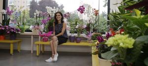 Gema Pati�o, rodeada de sus flores preferidas, las orqu�deas, en la tienda que acaba de reformar el dise�ador Rub�n Quiza. 