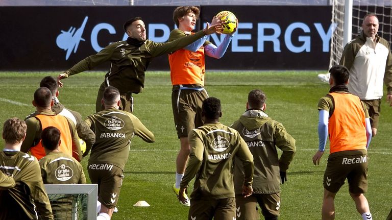 Vecino, en una imagen de archivo, saltando con Fer L&oacute;pez, podr&iacute;a ser la gran novedad en el once del conjunto vigu&eacute;s para la ida de octavos de final ante el Olympique de Lyon en el estadio de Bala&iacute;dos.