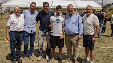 El ganador de la carrera de burrros en la modalidad de jinetes locales
