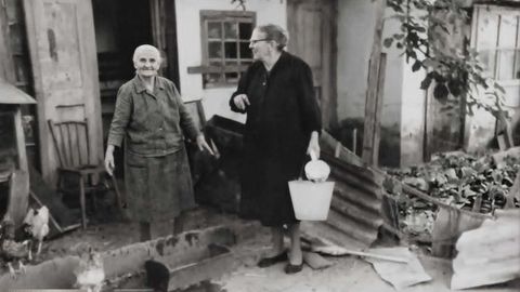 Mujeres con caldero y gallinas. 