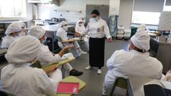 Una de las docentes de panader�a, durante una de las clases este martes