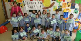 Los finalistas con su trabajos con la profesora Esther da Silva