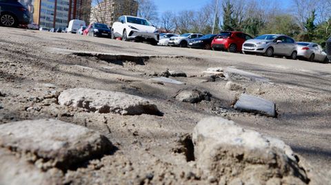 El acceso m�s cercano a la estaci�n es uno de los puntos m�s deteriorados, con piedras al aire y socavones, que rozan los bajos de algunos veh�culos.