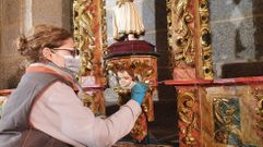 Sandra Dom�nguez fue una de las personas encargadas de la restauraci�n del retablo de la iglesia vieja de Sanxenxo