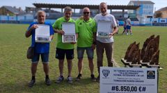 Entrega de trofeos en el torneo de veteranos de Ribadeo, donde se entreg� tambi�n la donaci�n a la Fundaci�n Ram�n Grosso