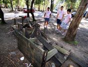 La mesa de madera de la pe�a Cuco en el monte de San Ram�n apareci� destrozada. 