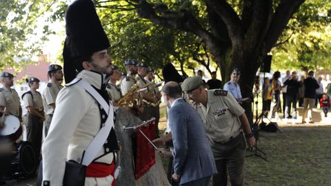 Acto de homenaje al regimiento Zamora 8, con una placa frente a la antigua fachada del acuartelamiento.