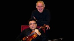 Eduardo Coma y Santiago Fern�ndez durante el espect�culo �Eu fun feliz, agora seino�