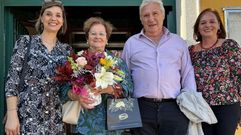 Maika Resa con su madre, Carmen Ramos, el da que cumpli 75 aos, su padre y su hermana