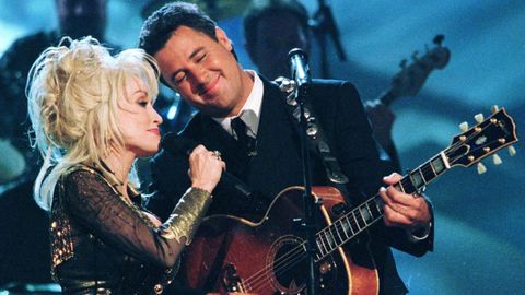 Dolly Parton actuando junto a Vince Gill en Nashville (22 de septiembre) tras su ingreso al Sal�n de la Fama de la M�sica Country en la gala de los CMA.