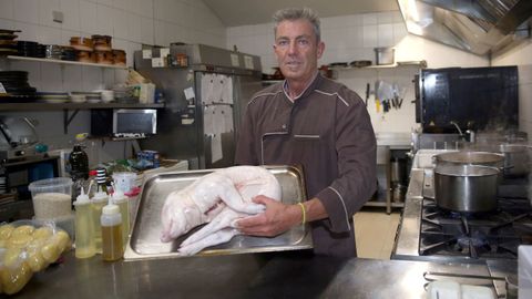 Antonio Aljn muestra un cochinillo, el producto estrella en su restaurante en estas fiestas.