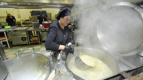 4 - Una marmita acoge 250 litros, en este caso de caldo de repollo. Para cocinar usan productos gallegos, y el aceite es de oliva y girasol.