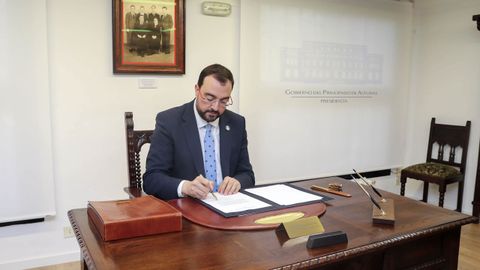 El presidente del Principado de Asturias, Adrin Barbn, firma este viernes en Oviedo los decretos de nombramiento de las nuevas consejeras de Derechos Sociales y Bienestar, Marta del Arco, y de Cultura, Poltica Llingstica y Deporte, Vanessa Gutirrez