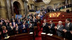 Los diputados de JxS� y la CUP -sin los del PSC, PP y Cs, que se ausentaron- en el pleno que aprob� en octubre del 2017 una resoluci�n que declaraba a Catalu�a un �Estado independiente�