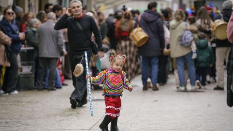 Boteiros y fuli�ns en el desfile del domingo gordo de Viana do Bolo.