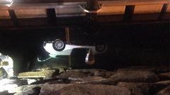 Imagen del veh�culo sumergido entre el pantal�n y el muro de Bouzas