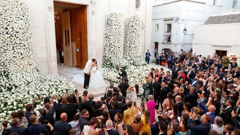 El portero del Manchester City y capit�n de la selecci�n italiana, Gianluigi Donnarumma, besa a su mujer, Alessia Elefante, tras su ceremonia de boda en la iglesia de San Giorgio Martire en Locorotondo (Italia)