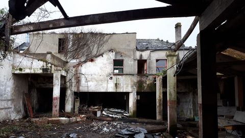 Imagen de archivo de los restos de la antigua f�brica de conservas Os da Abuela, donde se observan todav�a naves que han sido demolidas para acondicionar la zona de aparcamiento y una de las parcelas