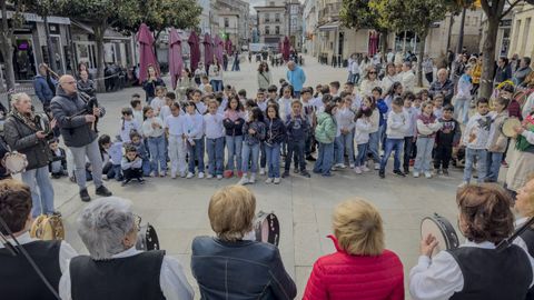 A Praza Garc�a Barb�n acolleu a Xuntanza Intercentros �Os coles cantan�, na que participaron alumnos dos colexios Amaro Refojo e Princesa de Espa�a.