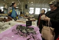 <span lang= es-es >Mirando bien el precio</span>. M�nica, una de las peixeiras de la plaza de Vilagarc�a, asegura que las navidades llevan a�os sin ser lo que eran. La gente busca productos para sustituir los manjares m�s caros. Y la que compra, apunta otra vendedora, ya no lo hace por kilos: �Piden por pezas�. 
