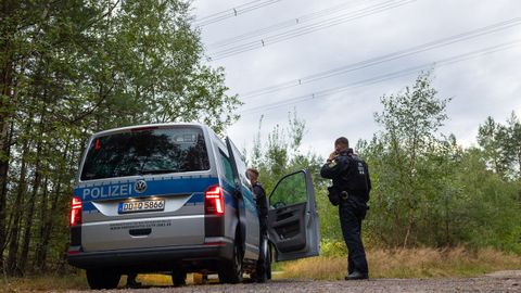 Un coche de polic&iacute;a cerca de la zona donde se encontraron algunos de los explosivos en Schleife