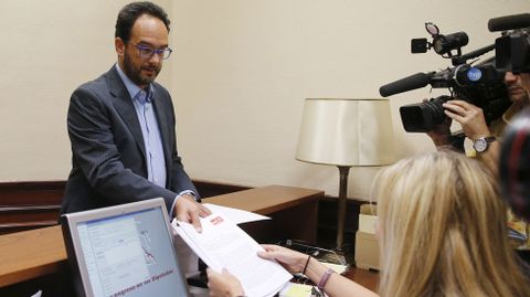 El portavoz del Grupo Socialista, Antonio Hernando, entrega el documento el el registro del Congreso