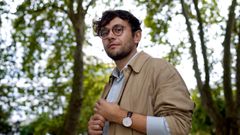 Ismael Ramos, o poeta de Mazaricos que ga�ou o premio nacional con �Lixeiro�, o luns na praza de Azc�rraga, un dos seus recantos na Coru�a.   