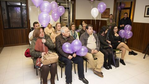 Malpica. Reparto y suelta de globos por el 25N