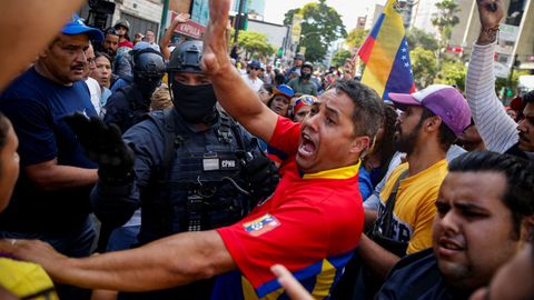 Las fuerzas de seguridad chavistas y los opositores en Caracas