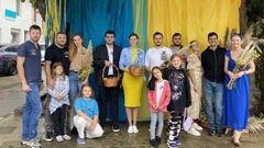 Integrantes de la comunidad ucraniana, ayer con los colores de la bandera detr�s