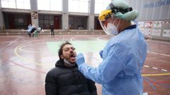 Uno de los 300 vecinos de Xove citados para el cribado de covid en el pabell�n polideportivo 