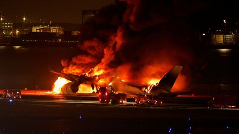 Evacuados casi 400 pasajeros de un avi�n tras incendiarse por una colisi�n en el aeropuerto de Tokio