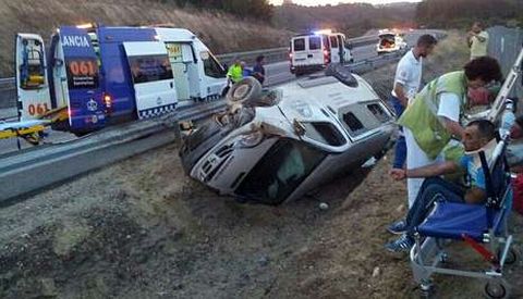 La furgoneta, que circulaba en direcci�n Santiago, qued� volcada en la calzada tras salirse del vial.