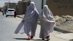 Dos mujeres en burka caminan en las calles de Kandahar.