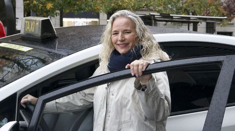 Viri Garca, presidenta de la Asociacin Radio Taxi de Ferrol, con su vehculo.